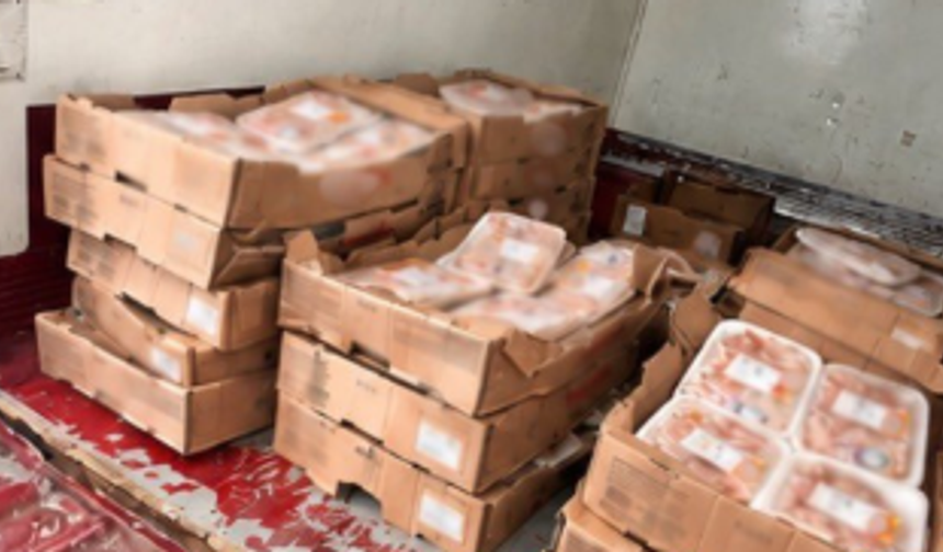 Adapazarı'nda 140 kilo tarihi geçmiş tavuk imha edildi!