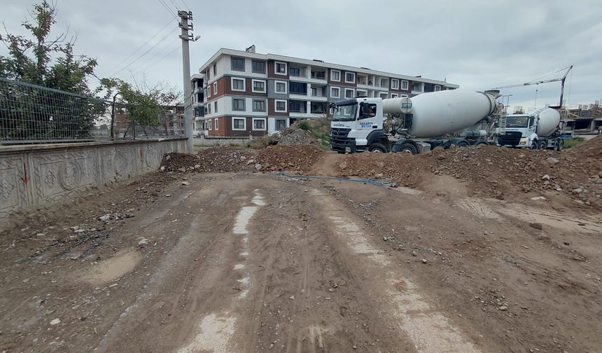 Hendek’te Müteahhit Skandalı: Hafriyat Döküp 40 Haneli Sitenin Yolunu Kapattılar!