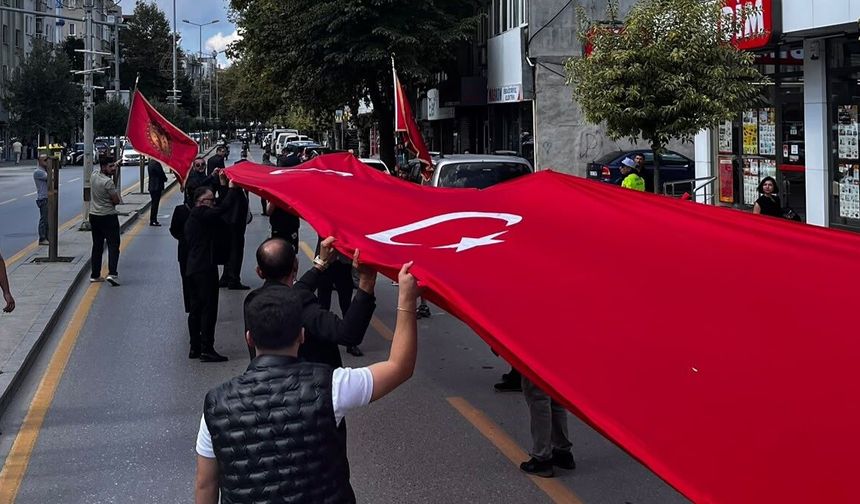 Sakarya’da 500 Metrelik Dev Türk Bayrağıyla Yürüdüler!