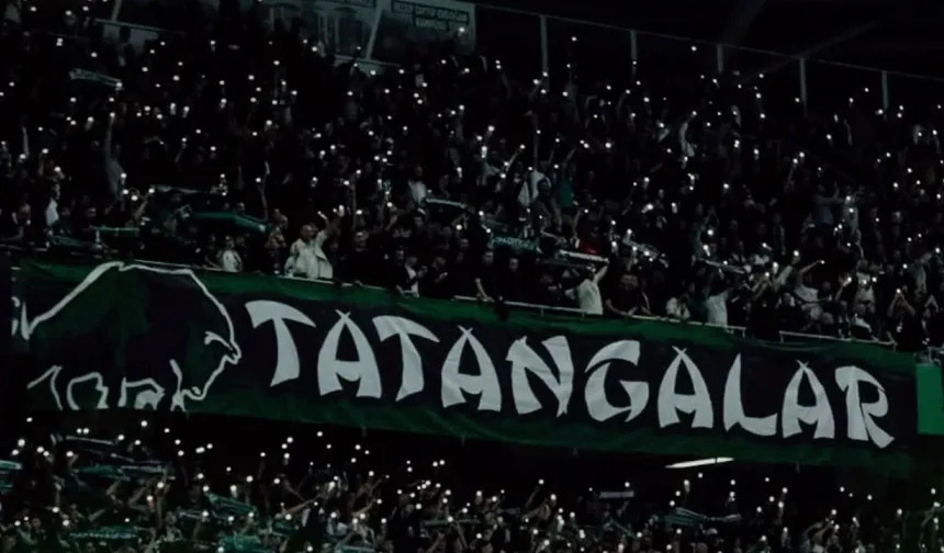 Atatürk Stadı’nda Karnaval Havası: Sakaryaspor Taraftarından Zafer ve Liderlik Şovu!