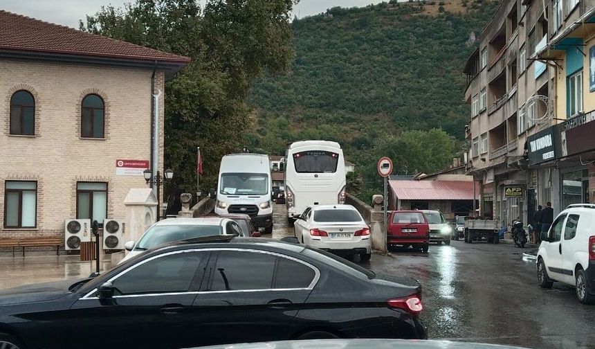 Tarihi köprüde tehlikeli yolculuk!