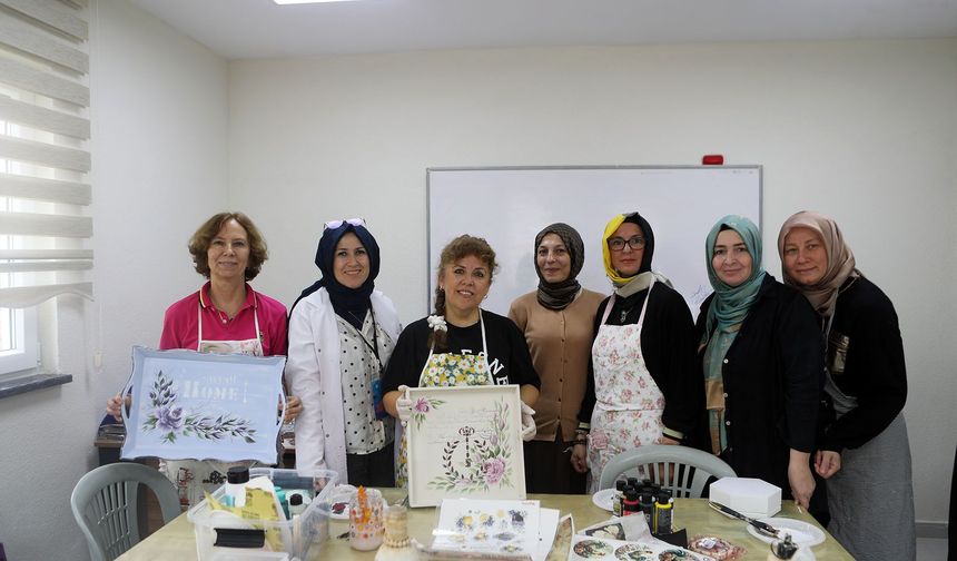 Ozanlar SAMEK’te eski eşyalar sanatla buluşuyor, el emeği kazanca dönüşüyor