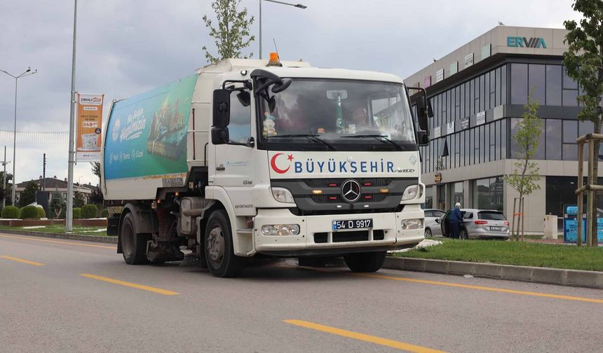 Büyükşehir ekipleri yağışın bıraktığı çamur ve tozları temizliyor