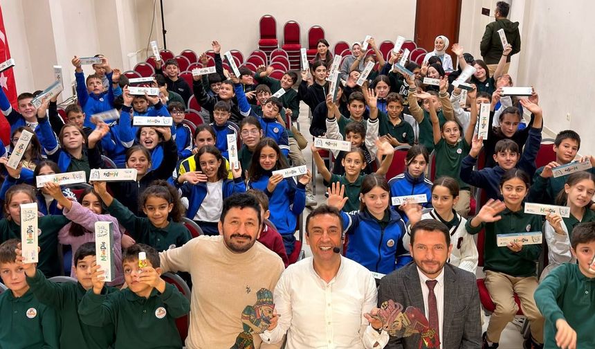 Minik öğrenciler “Bir Hikaye Bin Neşe” programıyla doyasıya eğlendi