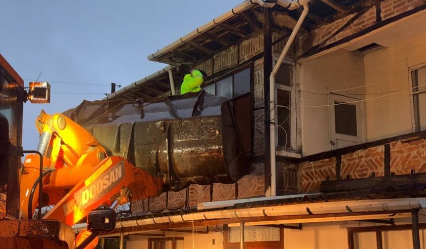 Sağanak nedeniyle dere taştı, evler ve yollar su altında kaldı
