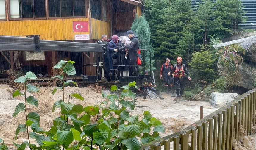 Sağanak nedeniyle mahsur vatandaşlar ekiplerce kurtarıldı