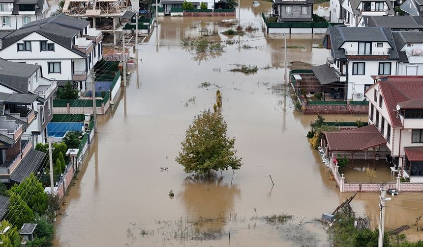 Sakarya'da sağanak nedeniyle su altında kalan iki mahallede tahliye çalışmaları sürüyor