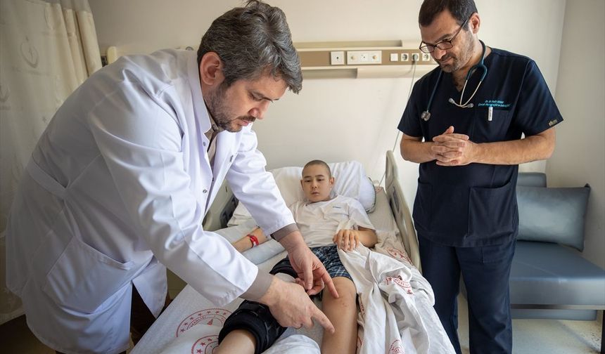 Kırgızistanlı kemik kanseri çocuk Türkiye'de tedaviyle bacağını kaybetmekten kurtuldu