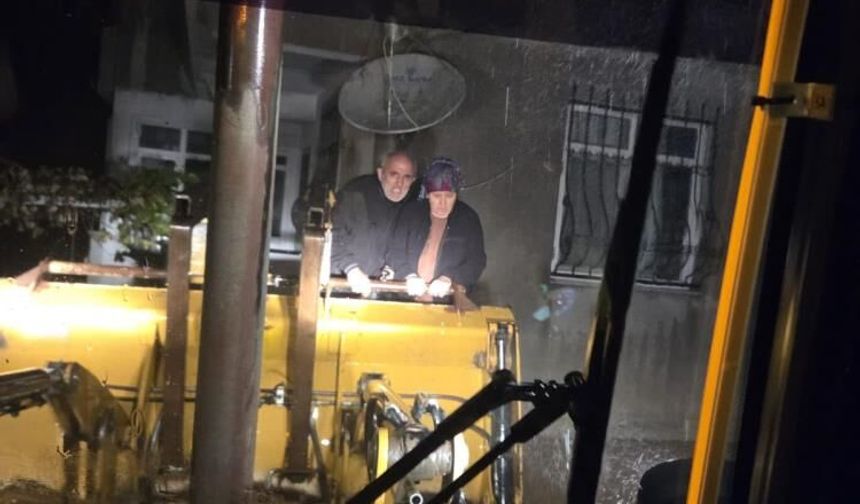 Sel suları evi kuşattı: Yaşlı çift kepçeyle kurtarıldı...