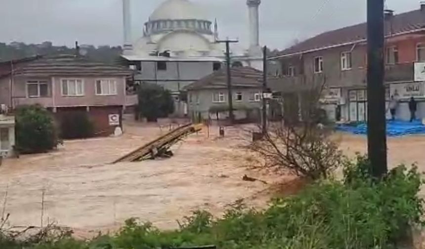 Karasu'da sokaklar göle döndü, evlerin giriş katlarını su bastı