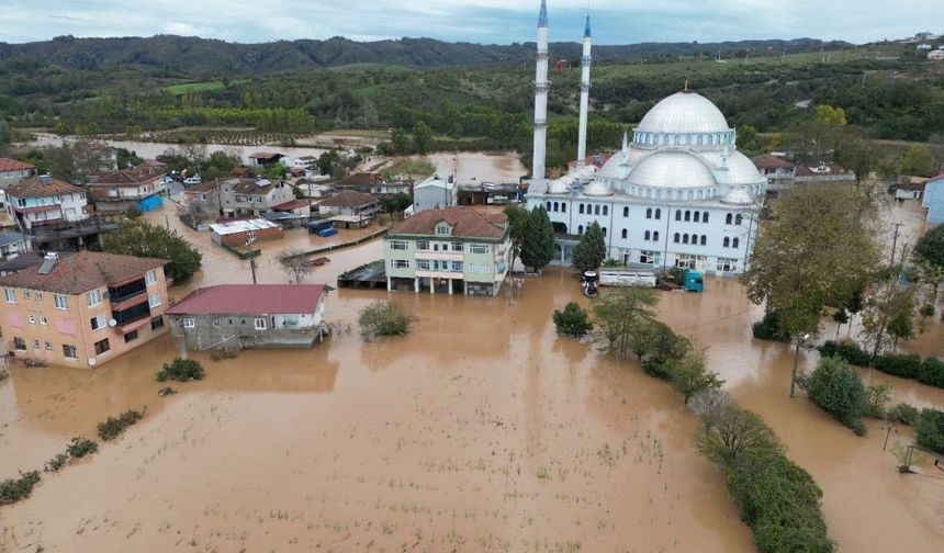Sel Karasu'da mahalleyi yuttu: Sular 50 santimetreye ulaştı
