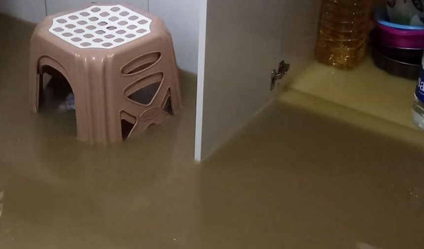 Sakarya'da yükseklerden inen sel suları ilçe merkezini esir aldı