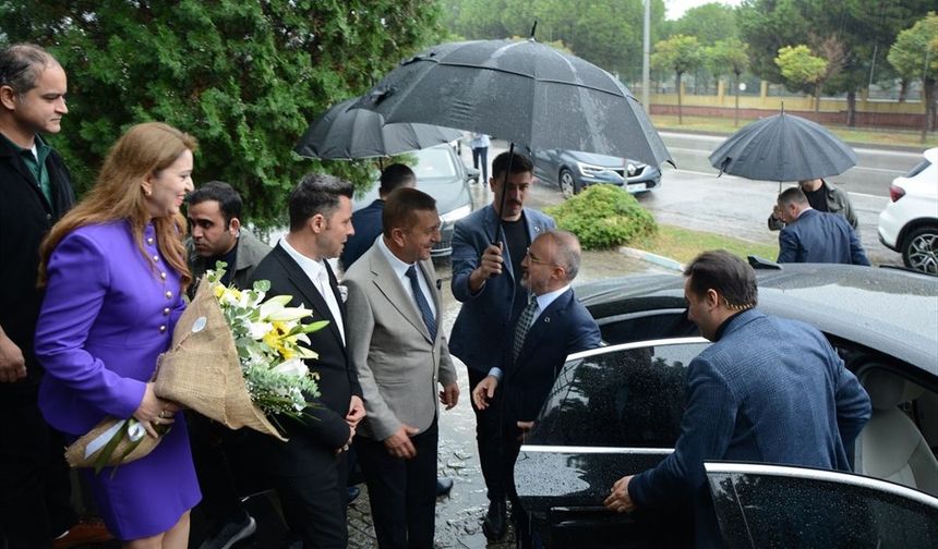 İçişleri Bakan Yardımcısı Bülent Turan, Çanakkale Ticaret Borsası'nı ziyaret etti