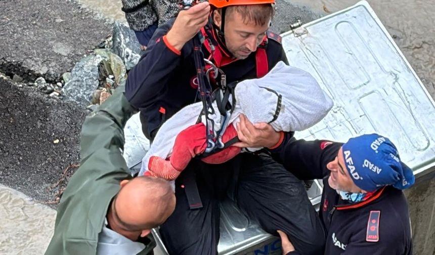 Dere taşkınında bebeği halat düzeneğiyle kurtaran AFAD personeli, o anları anlattı