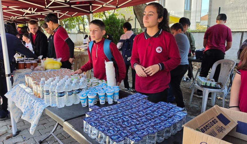 Sakarya'da öğrenciler hayır kermesi düzenledi