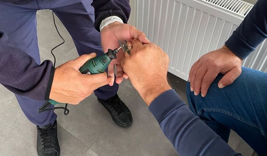 Yalova'da parmağına yüzük sıkışan kişiye itfaiye yardım etti