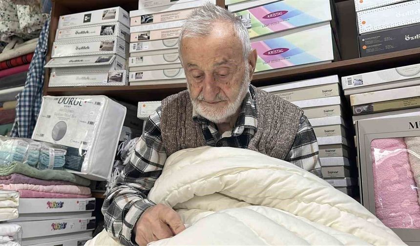 93 yaşındaki 'Yastıkçı Dede' mesleğini 3 kuşakla geleceğe taşıyor