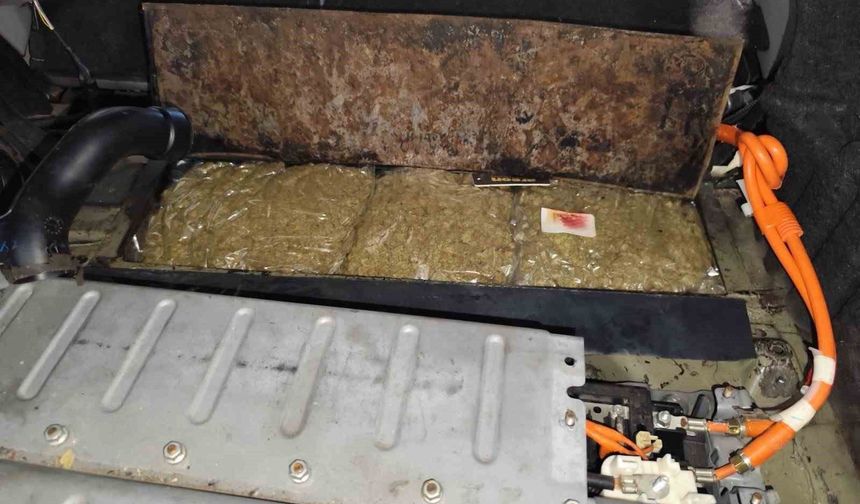 Akünün altına gizlenen 4 kilo 560 kilo esrar ele geçirildi