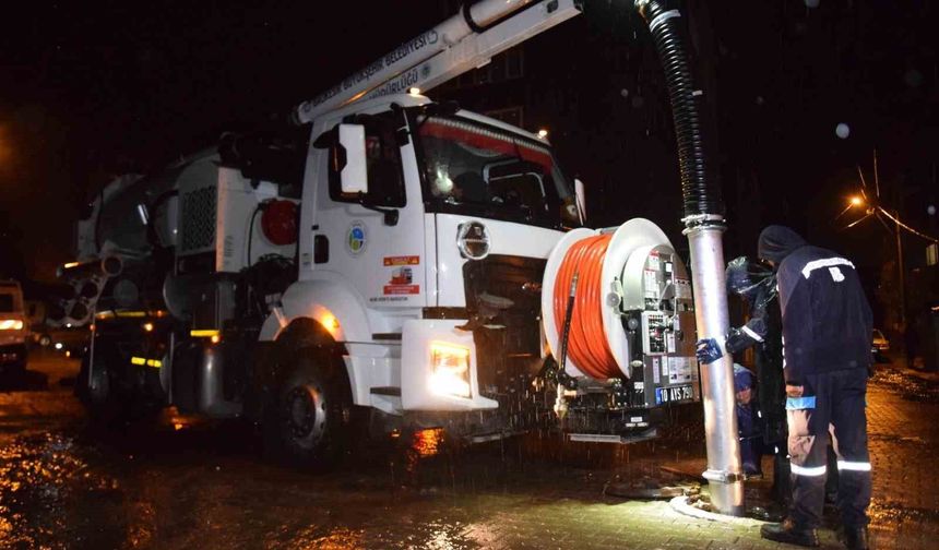 Balıkesir'de sağanak nedeniyle Büyükşehir Belediyesi ve BASKİ ekipleri 20 ilçede teyakkuzda