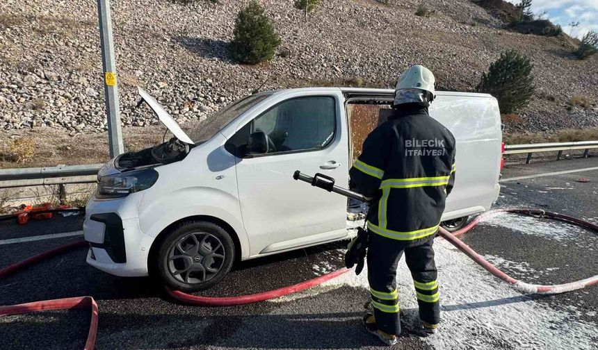 Seyir halindeki ticari araç alev aldı