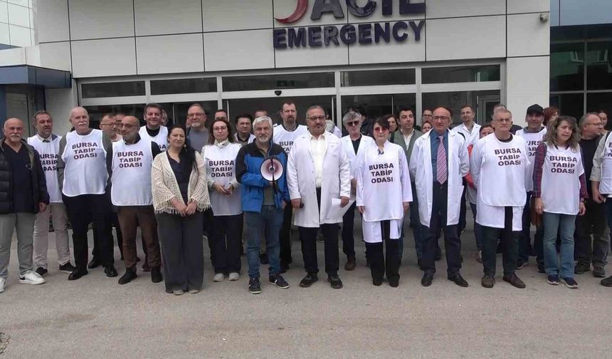 Bursa'da NEV Hastanesi önünde 6 aydır maaşlarını alamayan hekimlerden eylem