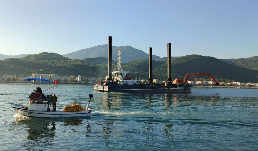 Cide Limanı'nda temizlik çalışması