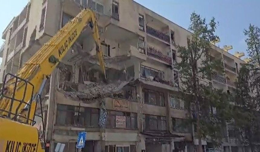 Depremde ağır hasar alan 50 yıllık binada yıkım çalışması başlatıldı