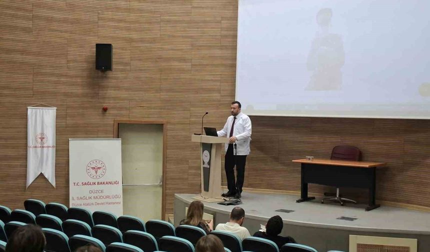 Düzce Atatürk Devlet Hastanesi'nde yeni hekimlere acil tıp eğitimi