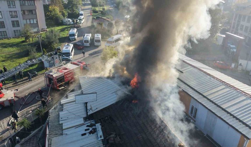 Düzce'de çatısı yanan kıraathane kullanılmaz hale geldi