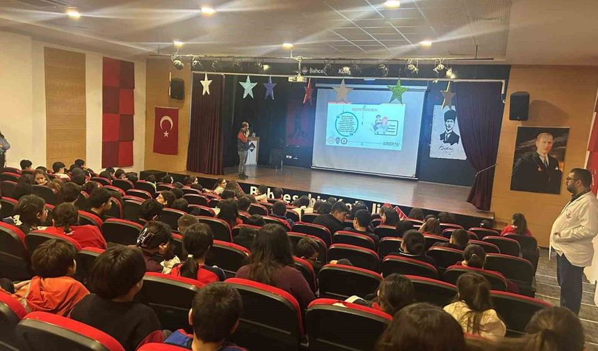 Kars'ta öğrencilere güvenli internet ve siber zorbalık semineri