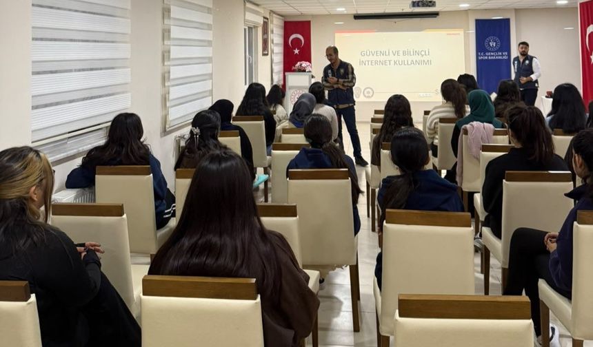 Kars'ta Üniversite öğrencilerine siber güvenlik eğitimi
