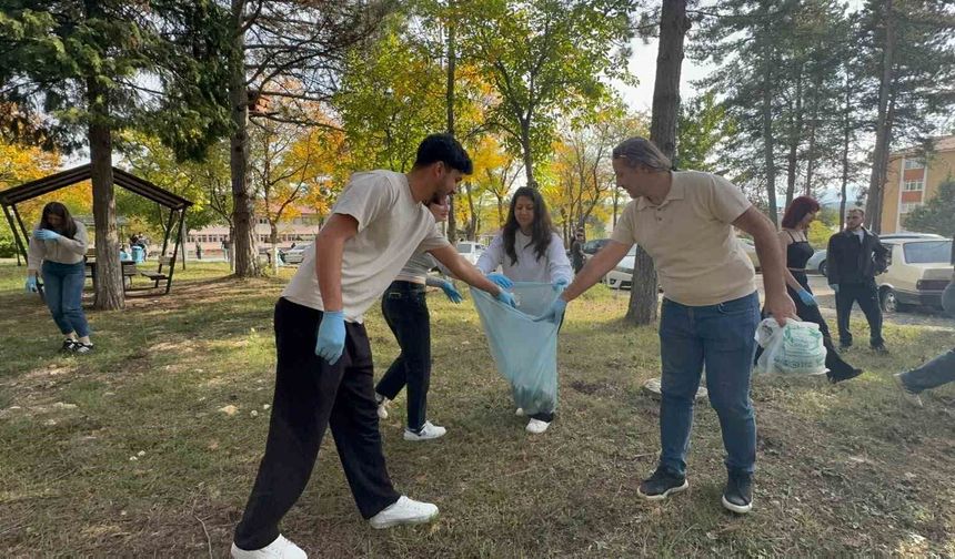 Kastamonu Üniversitesinde öğrenci ve akademisyenler kampüsü temizledi