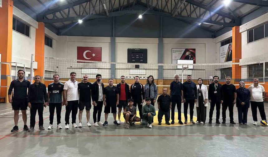 Kaymakam Hülür ve kurum müdürleri voleybol maçında buluştu