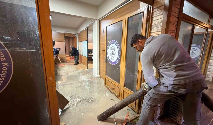 Kemaliye'de dolu ve sağanak nedeniyle heyelan ve su baskınları yaşandı
