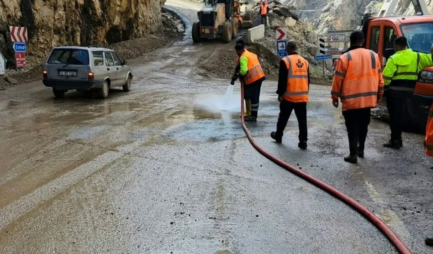 Kemaliye'de sağanak ve dolunun ardından yollar yeniden ulaşıma açıldı