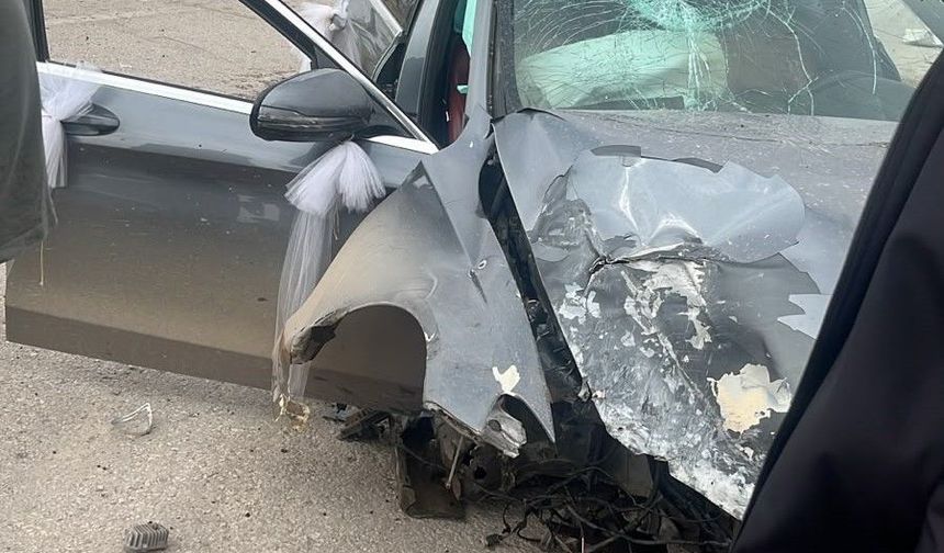 Kontrolden çıkan araç direğe çarparak karşı şeride geçti: 1 yaralı