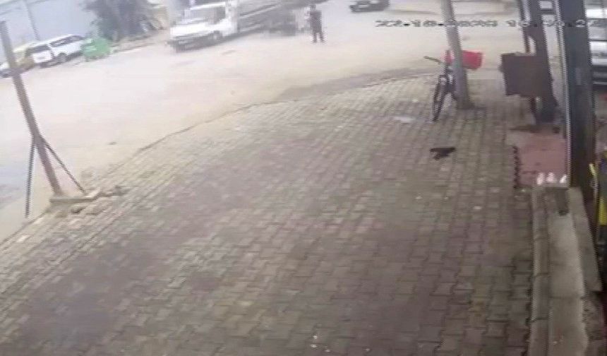 Motosiklet kamyonetin altına girdi