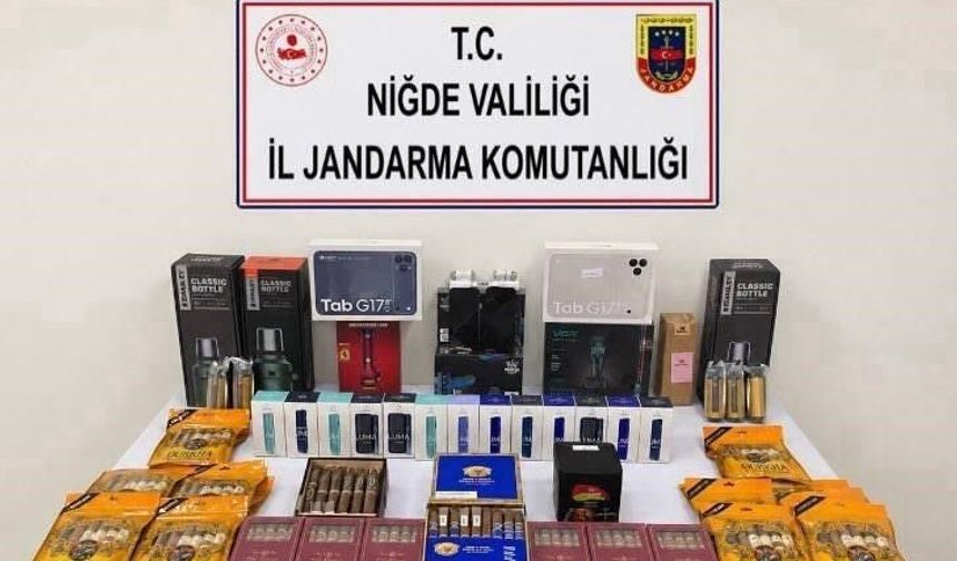 Niğde'de kaçak ürün operasyonu: Çok sayıda elektronik cihaz ve tütün ürünü ele geçirildi