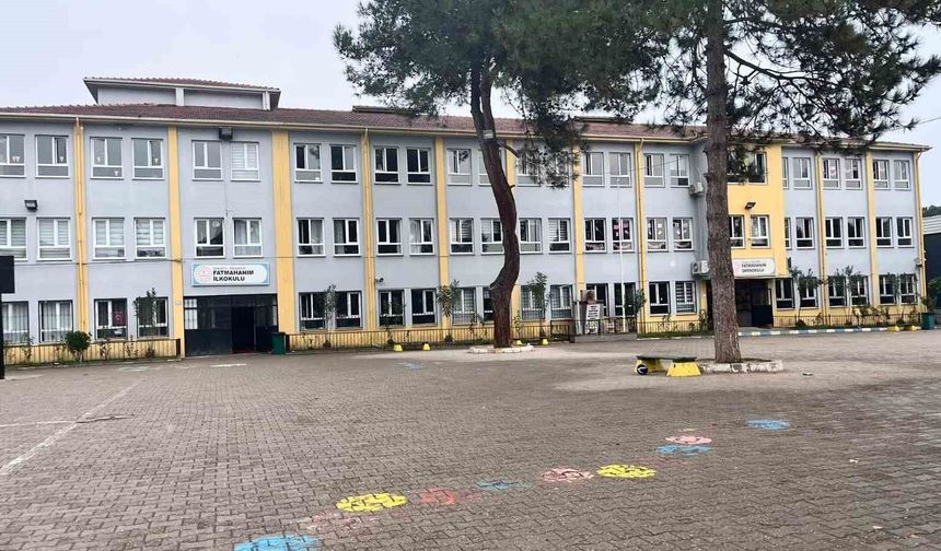 Gözü dönmüş aile fertleri okulu bastı! Hizmetli yaralandı, öğretmen baygınlık geçirdi