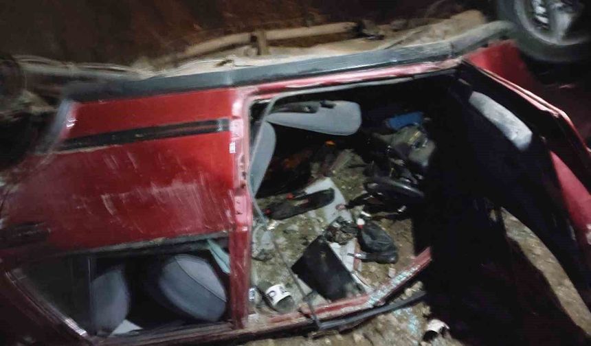 Osmaniye'de otomobil köprü temeline düştü: Küçük çocuk 'Baban iyi' sözleriyle sakinleştirildi