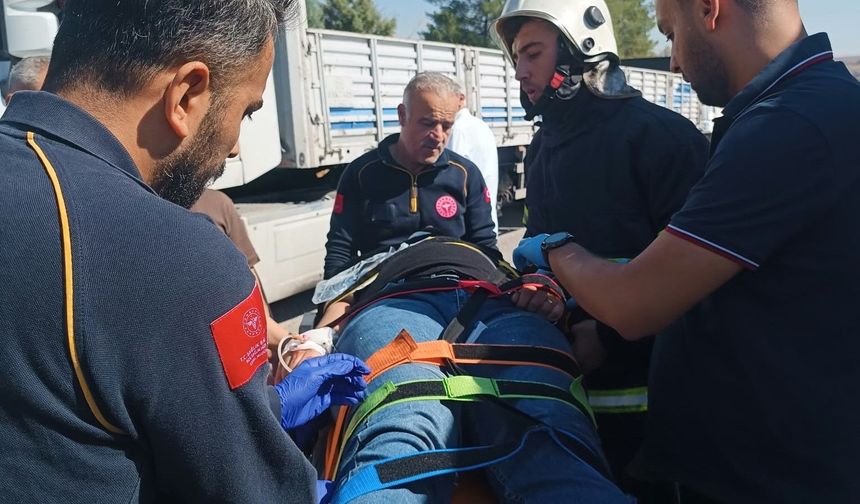 Otomobil kamyonunun altına girdi: 2'si ağır 3 yaralı