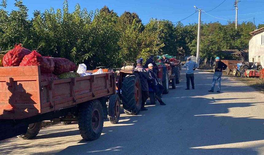 Sabahın ilk ışıklarında traktörleriyle uzun kuyruk oluşturuyorlar