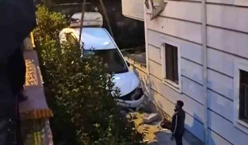 Kontrolden çıkan otomobil ikinci kattaki daireye çarptı