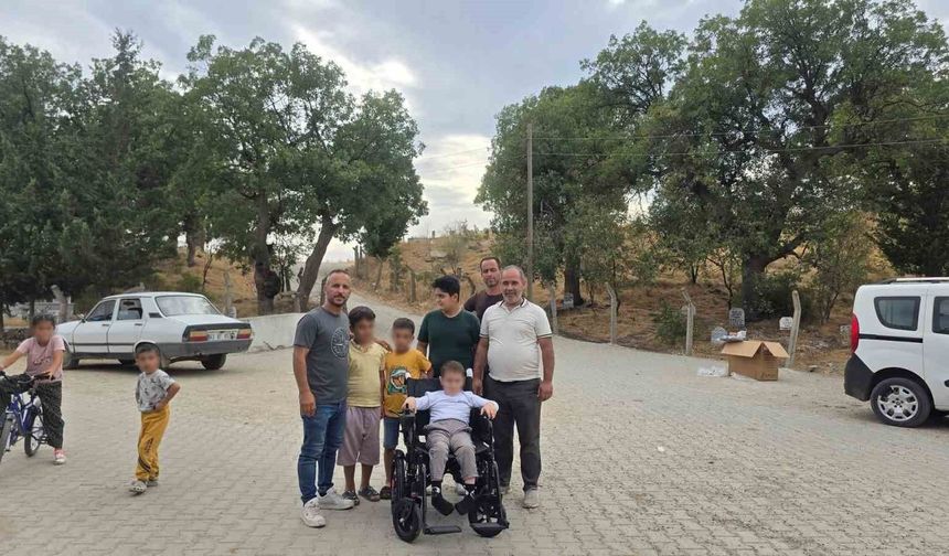Sosyal medyadan yaptığı çağrı ile depremde evleri hasar gören vatandaşların evlerini yaptırmaya başladı