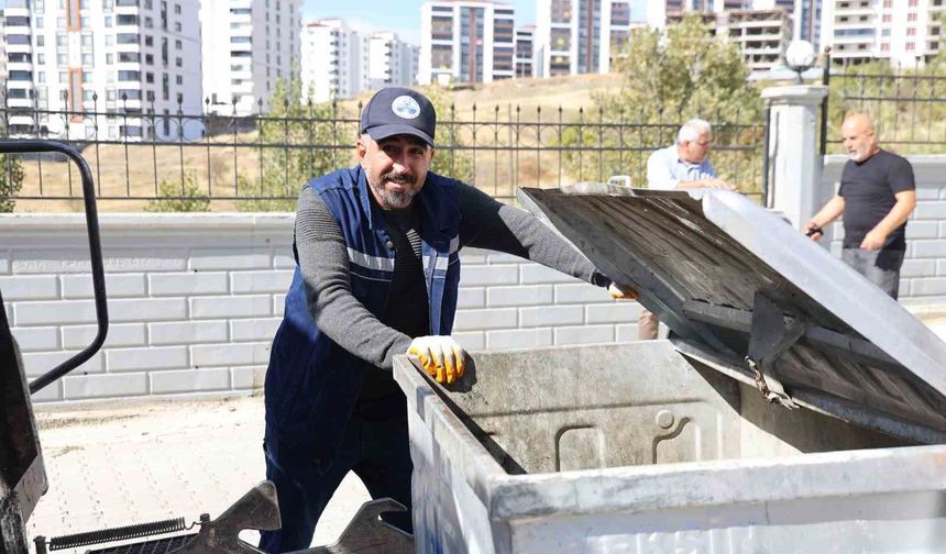Temizlik esnasında bulduğu çantanın içerisinde 600 bin liralık döviz ve altın çıktı, sahibine ulaştırdı