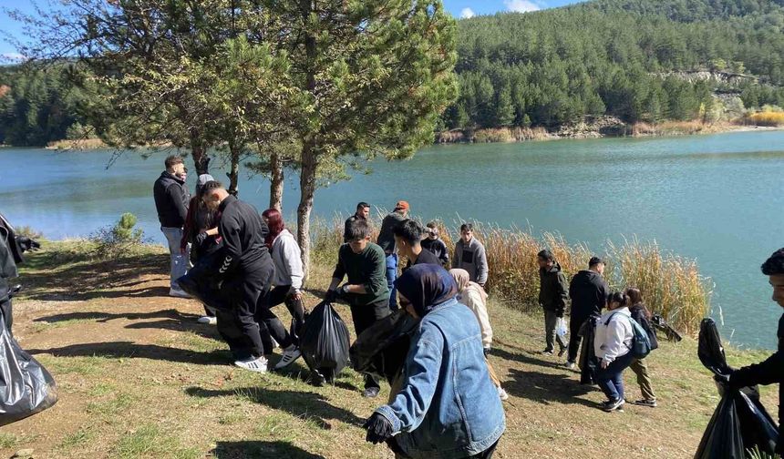 Üniversite öğrencileri hem manzaranın tadını çıkardı hem de tescilli gölette temizlik yaptı