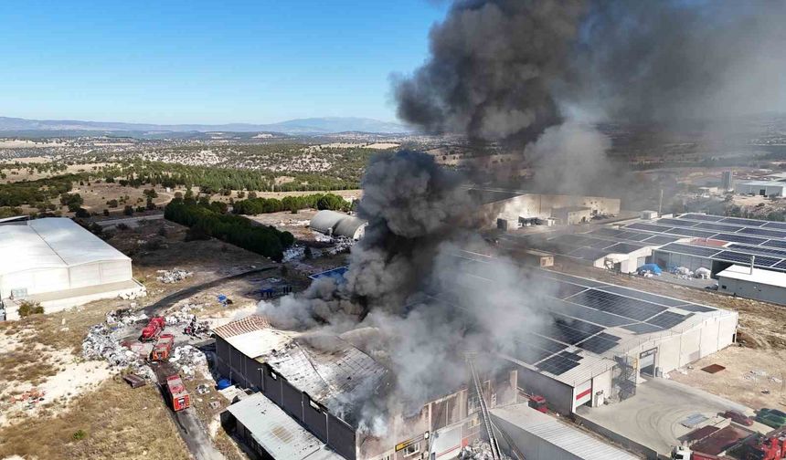 Uşak'ta tekstil geri dönüşüm fabrikasında çıkan yangın kontrol altına alındı