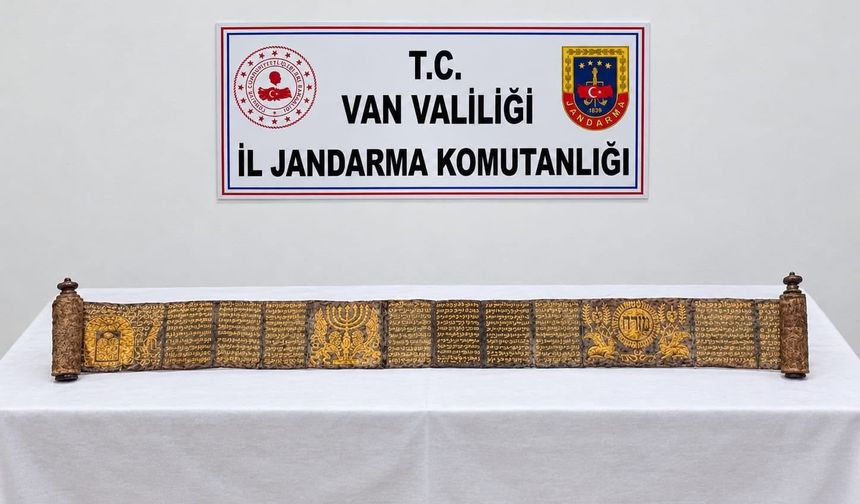 Van'da jandarmadan tarihi eser operasyonu: Altın yaldız işlemeli Tevrat ele geçirildi