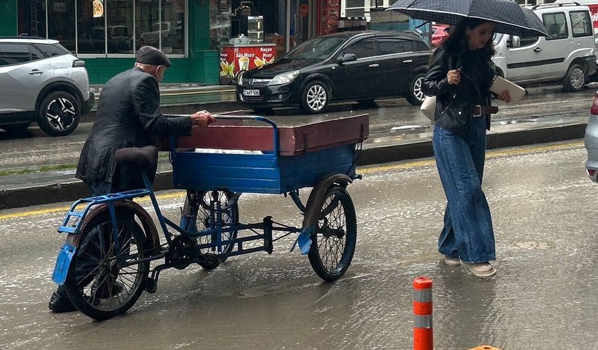Van'da sağanak vatandaşı hazırlıksız yakaladı