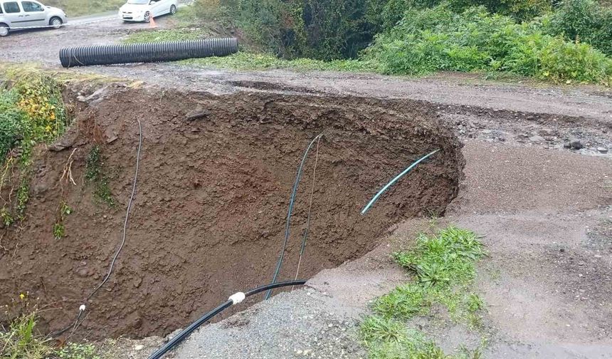Yağışlar nedeniyle tali yol çöktü, mahalleli barikat kurdu